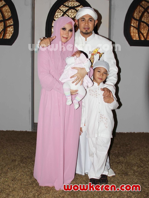 Gambar Foto Ustadz Guntur Bumi Bersama Istri dan Anak-Anaknya