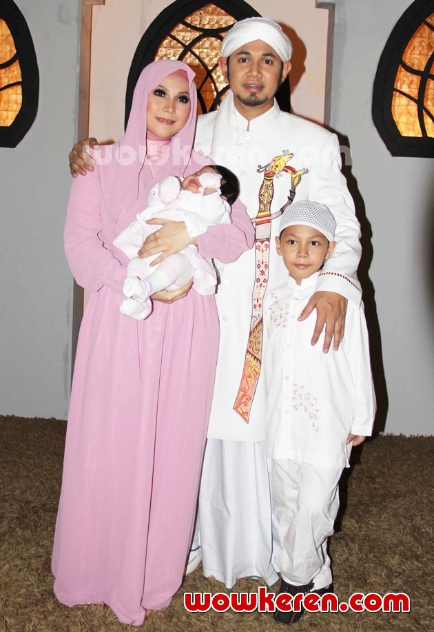 Gambar Foto Ustadz Guntur Bumi Bersama Istri dan Anak-Anaknya