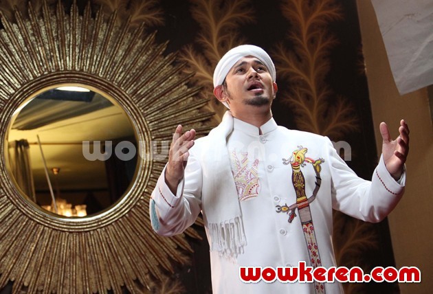Gambar Foto Ustadz Guntur Bumi Syuting Video Klip 'Bersimpuh Di Hadap-Mu'