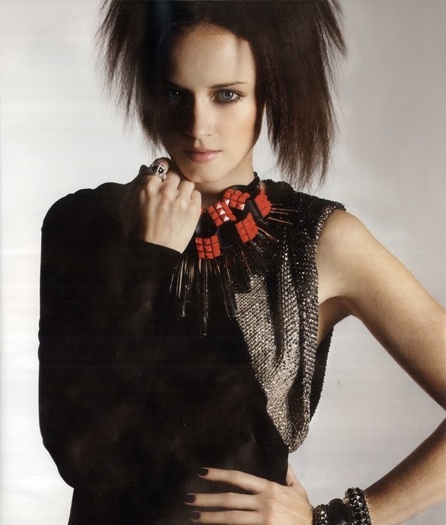 Gambar Foto Alexis Bledel Berpose Untuk Majalah WWD