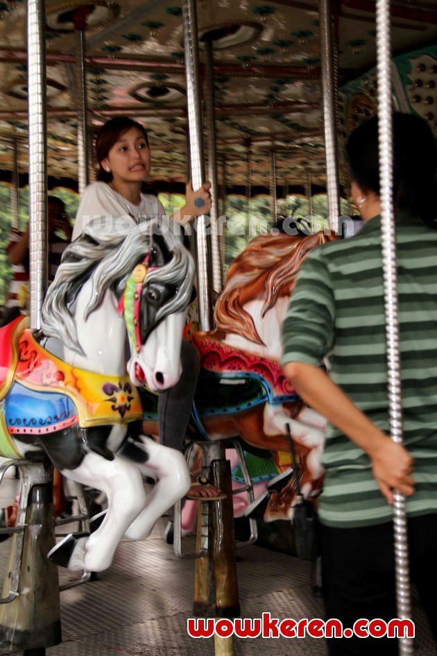 Gambar Foto Ayu Ting Ting Saat Mengunjungi Dunia Fantasi