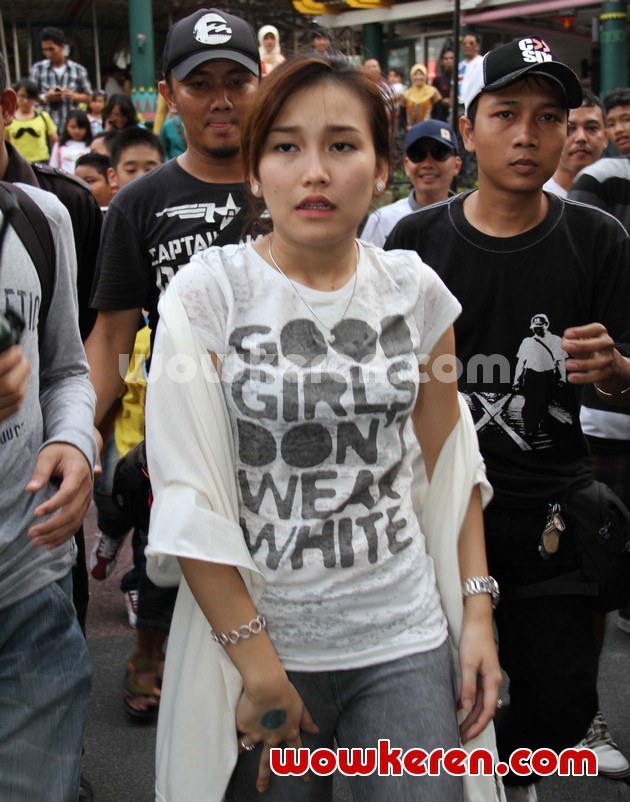 Gambar Foto Ayu Ting Ting Saat Mengunjungi Dunia Fantasi