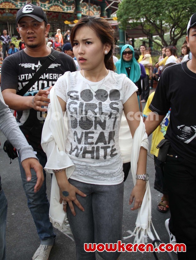 Gambar Foto Ayu Ting Ting Saat Mengunjungi Dunia Fantasi