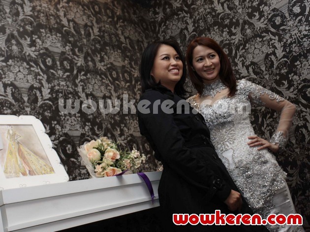 Gambar Foto Okie Agustina Saat Fitting Gaun Pengantin di Eva Bun Wedding Gallery
