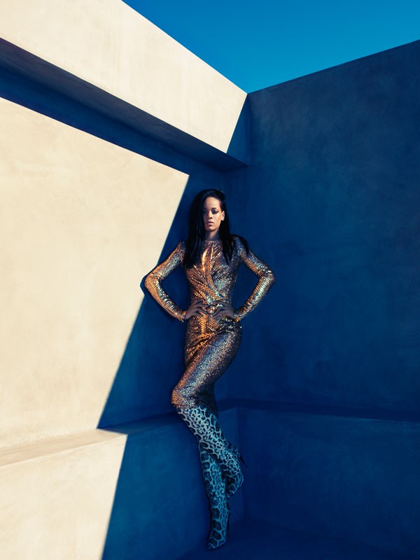 Gambar Foto Rihanna Mengenakan Busana dan Sepatu Tom Ford di Harper's Bazaar Edisi Agustus 2012