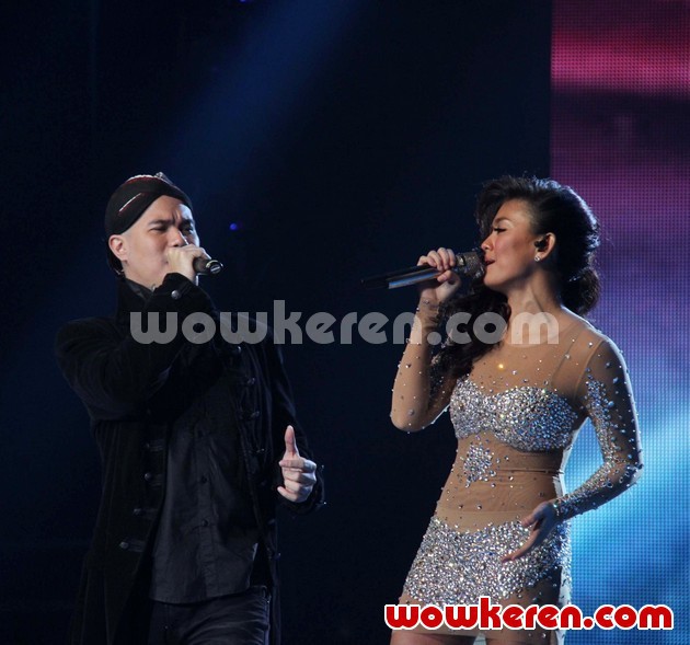 Gambar Foto Ahmad Dhani dan Agnes Monica di Panggung 'Result & Reunion Show' Indonesian Idol 2012