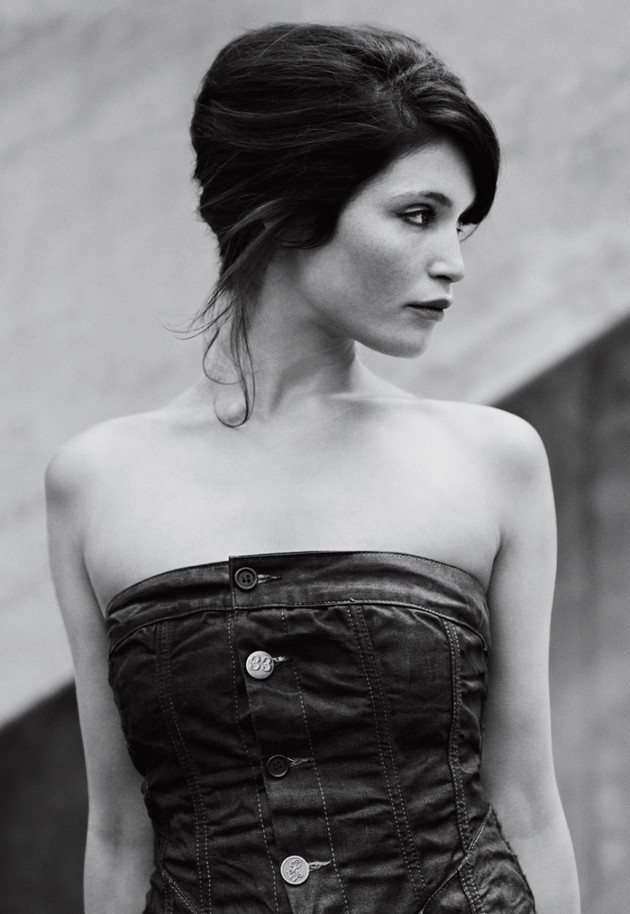 Gambar Foto Gemma Arterton Berpose Untuk Promo G-Star Fashion