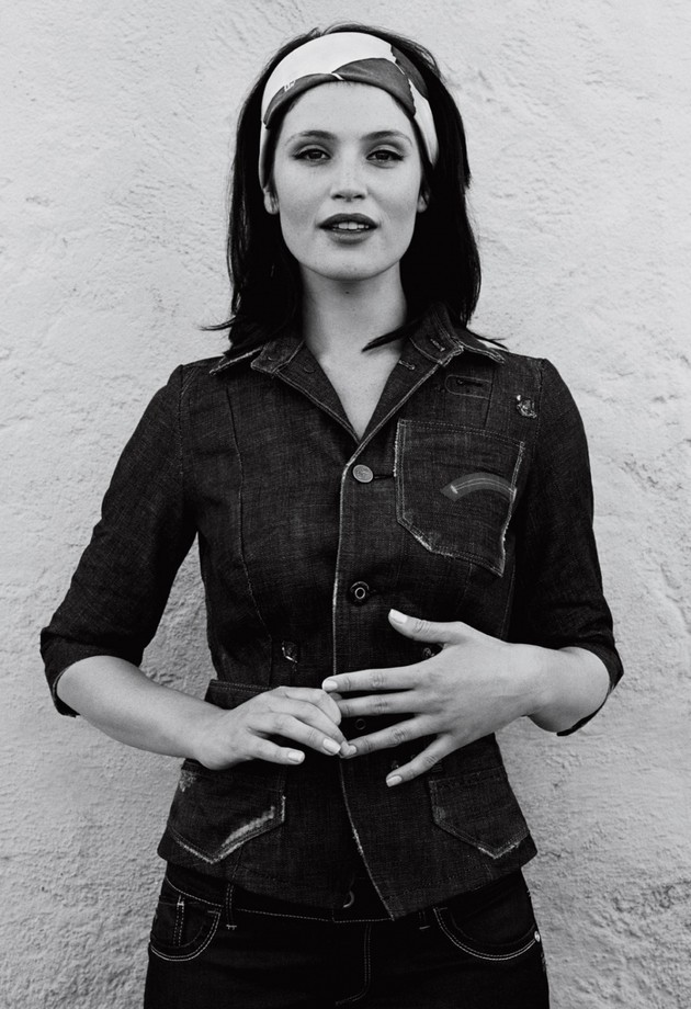 Gambar Foto Gemma Arterton Berpose Untuk Promo G-Star Fashion