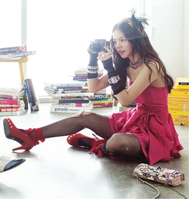 Gambar Foto Min Hyo Rin Berpose Untuk  Promo Pink Wings di Majalah Vogue Girl
