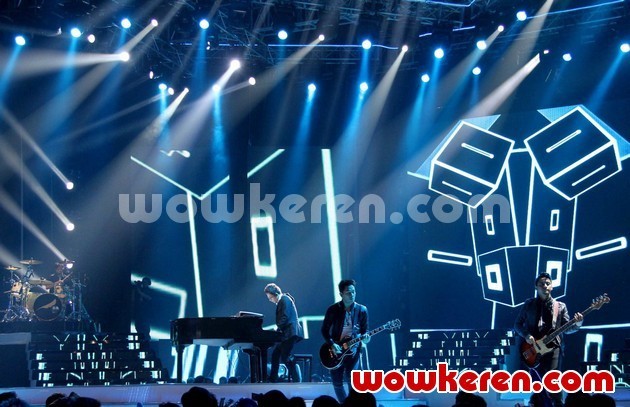 Gambar Foto Peterpan di Panggung 'Result & Reunion Show' Indonesian Idol 2012