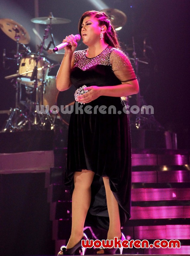 Gambar Foto Regina Ivanova di Panggung 'Result & Reunion Show' Indonesian Idol 2012