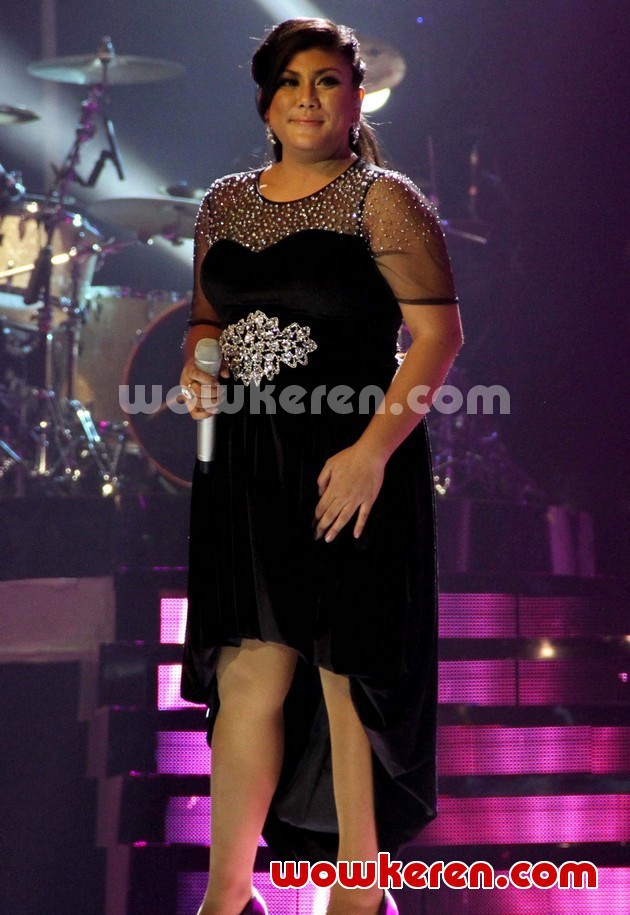 Gambar Foto Regina Ivanova di Panggung 'Result & Reunion Show' Indonesian Idol 2012