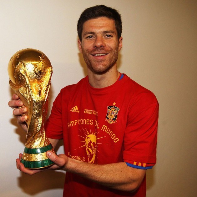 Gambar Foto Xabi Alonso Berpose Dengan Piala Kebanggaan