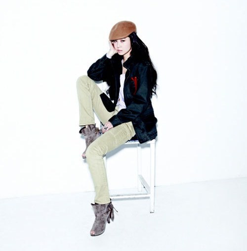 Gambar Foto Gong Hyo Jin Berpose Untuk Promo Uniqlo Fashion
