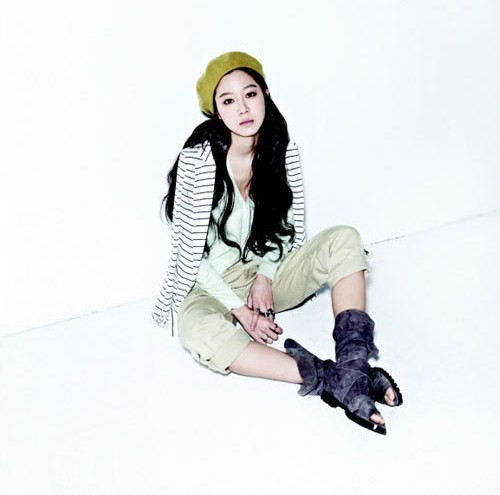 Gambar Foto Gong Hyo Jin Berpose Untuk Promo Uniqlo Fashion