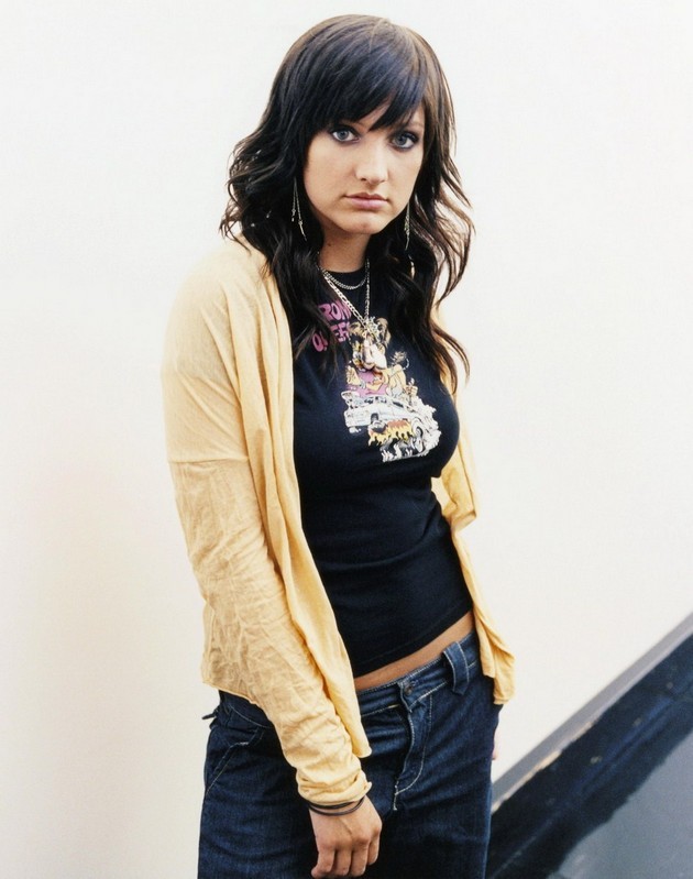 Gambar Foto Ashlee Simpson Berpose Untuk Majalah EW