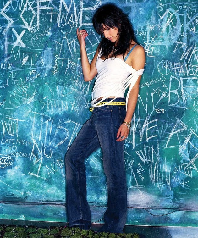 Gambar Foto Ashlee Simpson Berpose Untuk Promo Album 'Autobiography'