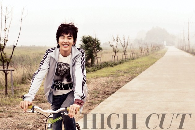 Gambar Foto Yoo Seung Ho Berpose Untuk Majalah High Cut