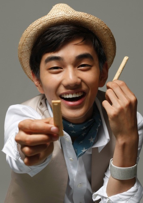 Gambar Foto Yoo Seung Ho Berpose Untuk Promo Iklan Choco Heim Biscuits