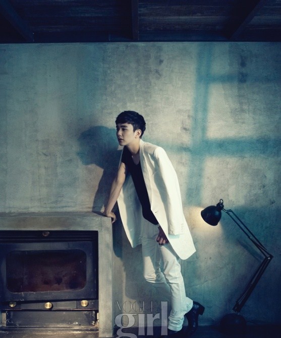 Gambar Foto Yoo Seung Ho Berpose Untuk Majalah Vogue Girl