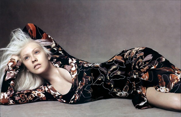 Gambar Foto Christina Aguilera Berpose Untuk Promo Iklan Versace Fashion