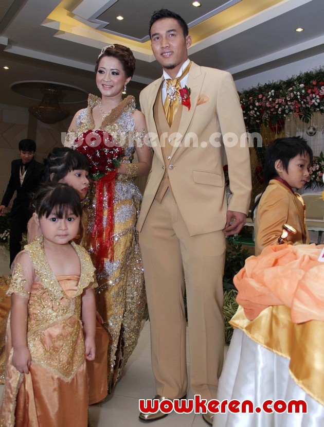 Gambar Foto Resepsi Pernikahan Okie Agustina dan Gunawan Dwi Cahyo
