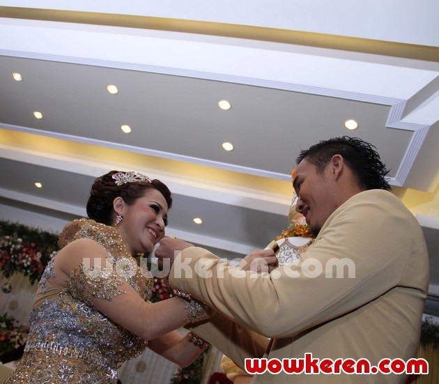 Gambar Foto Resepsi Pernikahan Okie Agustina dan Gunawan Dwi Cahyo