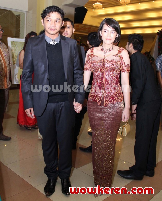 Gambar Foto Pasha dan Istri Hadir di Resepsi Pernikahan Okie Agustina dan Gunawan Dwi Cahyo