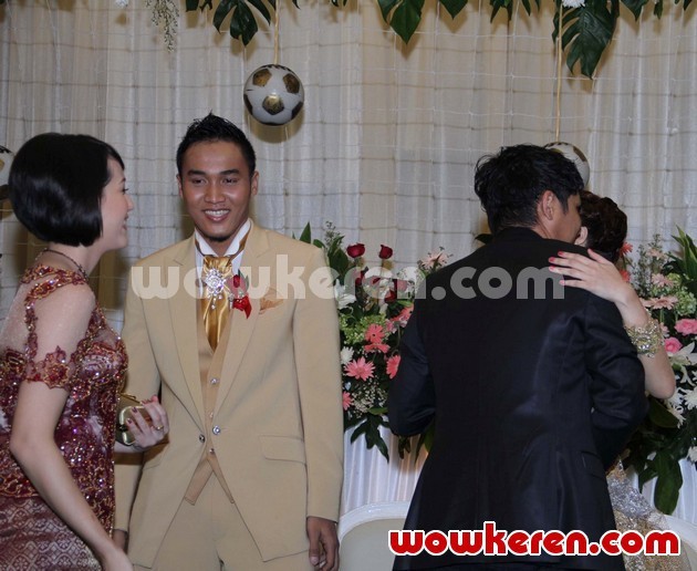Gambar Foto Pasha dan Istri Hadir di Resepsi Pernikahan Okie Agustina dan Gunawan Dwi Cahyo