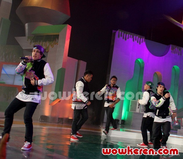 Gambar Foto Aksi Panggung Justice Crew di Indonesia Kids' Choice Awards 2012