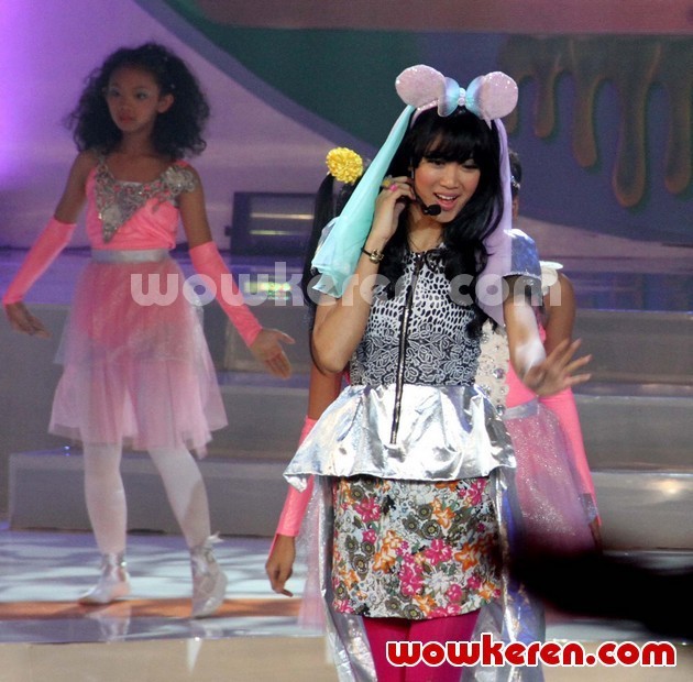 Gambar Foto Aksi Panggung Vierra di Indonesia Kids' Choice Awards 2012