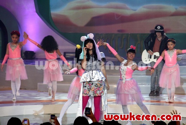 Gambar Foto Aksi Panggung Vierra di Indonesia Kids' Choice Awards 2012
