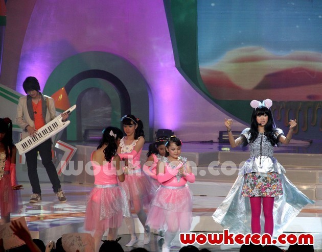Gambar Foto Aksi Panggung Vierra di Indonesia Kids' Choice Awards 2012