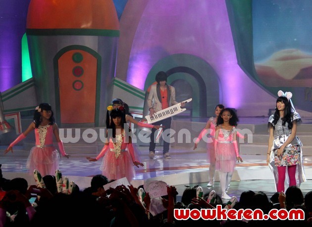 Gambar Foto Aksi Panggung Vierra di Indonesia Kids' Choice Awards 2012