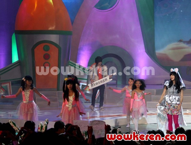 Gambar Foto Aksi Panggung Vierra di Indonesia Kids' Choice Awards 2012