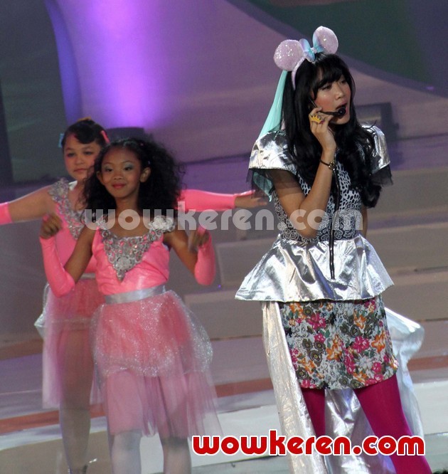 Gambar Foto Aksi Panggung Vierra di Indonesia Kids' Choice Awards 2012