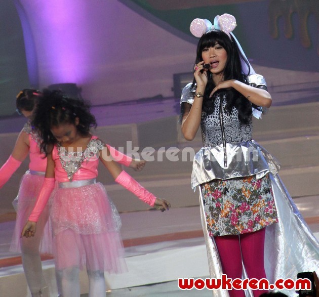Gambar Foto Aksi Panggung Vierra di Indonesia Kids' Choice Awards 2012