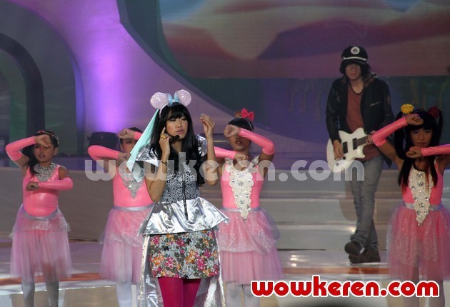 Gambar Foto Aksi Panggung Vierra di Indonesia Kids' Choice Awards 2012