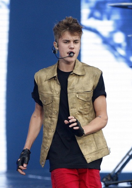 Gambar Foto Justin Bieber di Panggung MTV World Stage