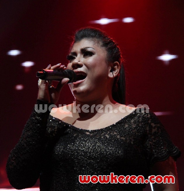 Gambar Foto Aksi Regina Ivanova di Konser David Cook