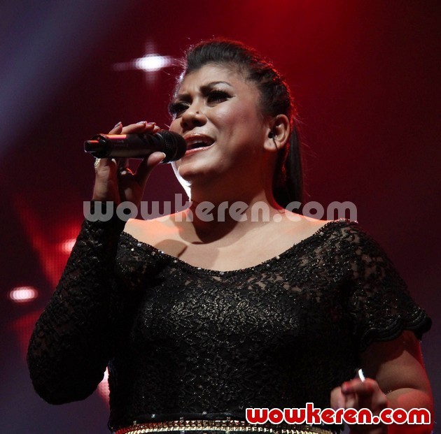 Gambar Foto Aksi Regina Ivanova di Konser David Cook