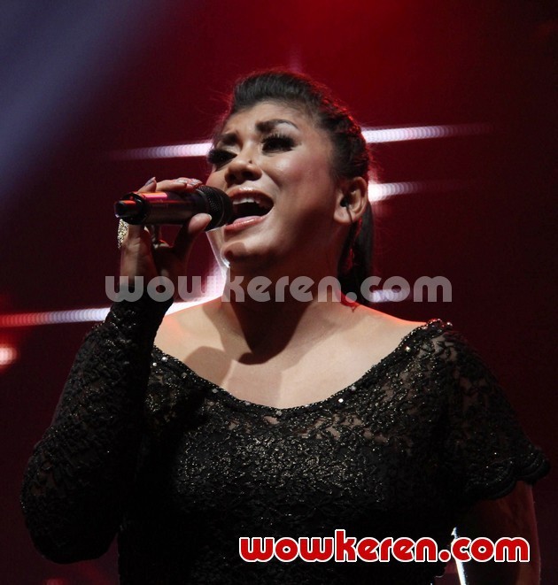 Gambar Foto Aksi Regina Ivanova di Konser David Cook