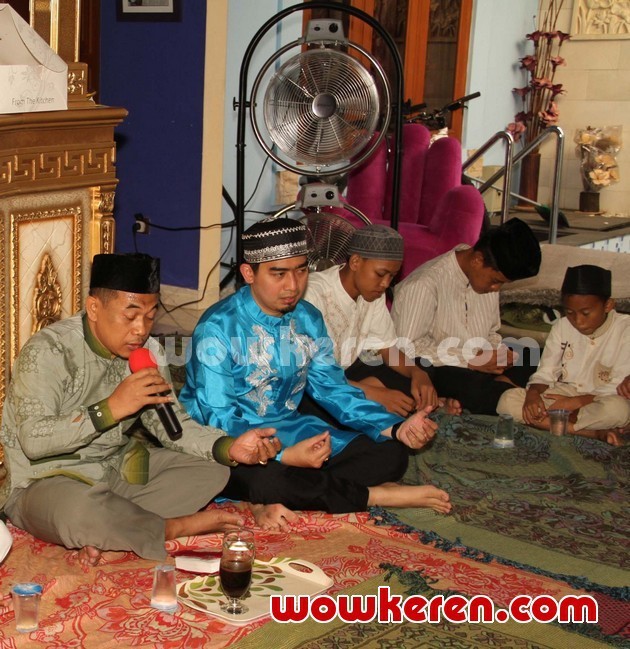 Gambar Foto Ustadz Solmed Saat Menggelar Acara Syukuran