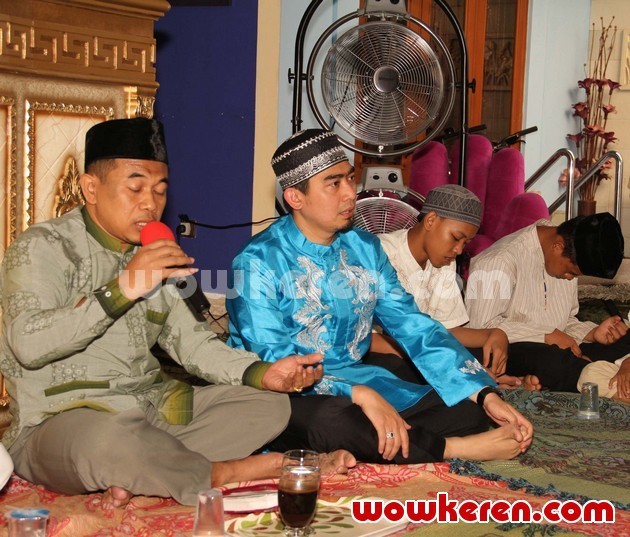 Gambar Foto Ustadz Solmed Saat Menggelar Acara Syukuran