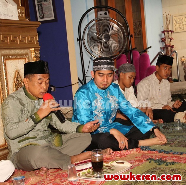 Gambar Foto Ustadz Solmed Saat Menggelar Acara Syukuran
