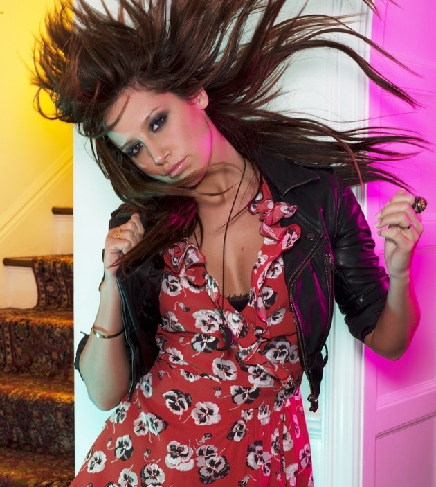 Gambar Foto Ashley Tisdale Berpose Untuk Album 'Guilty Pleasure'