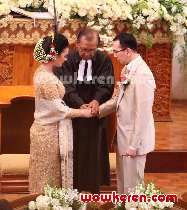 Gambar Foto Pemberkatan Pernikahan Astrid Tiar dan Gerhard Reinaldi