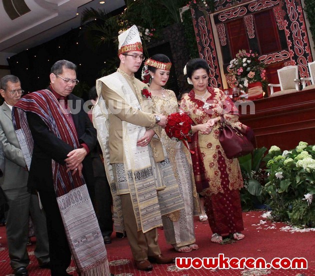 Gambar Foto Astrid Tiar dan Gerhard Reinaldi Gelar Upacara Adat di Gedung Dhanapala