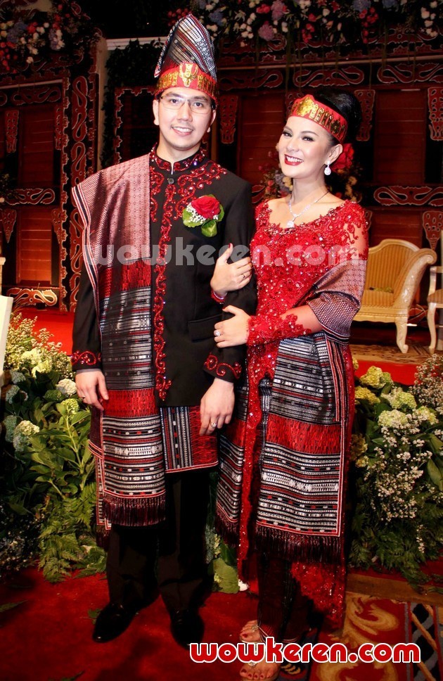 Gambar Foto Astrid Tiar dan Gerhard Reinaldi Gelar Resepsi Khas Adat Batak
