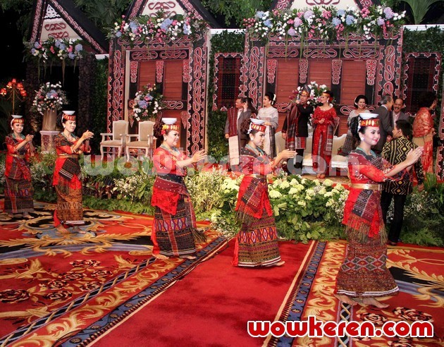 Gambar Foto Tarian Adat Meriahkan Resepsi Astrid Tiar dan Aldi di Birawa Assembly Hall